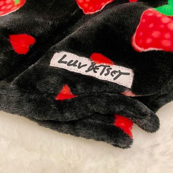 Betsey Johnson Black Strawberries and Hearts‎ Oversized Plush Throw New - Picture 2 of 5